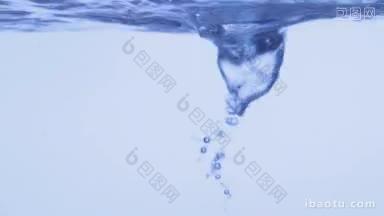 排水向下流动的水，水趋于平整